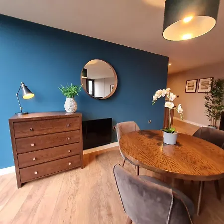 Apartment Spacious Centre 2 Bedroom *