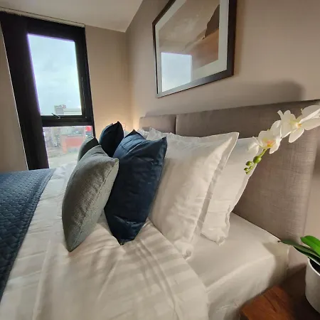 Spacious Centre 2 Bedroom Apartment *